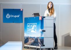 Cristina Chumillas bei Ihrem Vortrag “Drupal CMS now and beyond” beim Drupal Mountain Camp 2025. Foto von Patrick Itten - patrickitten.ch / @patrickitten Eine Sprecherin steht am Rednerpult auf einer Bühne