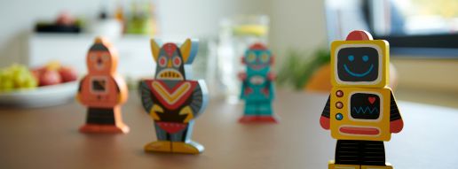 4 Roboter Spielfiguren auf dem Tisch bei der Digital Agentur Tojio aus Konstanz 